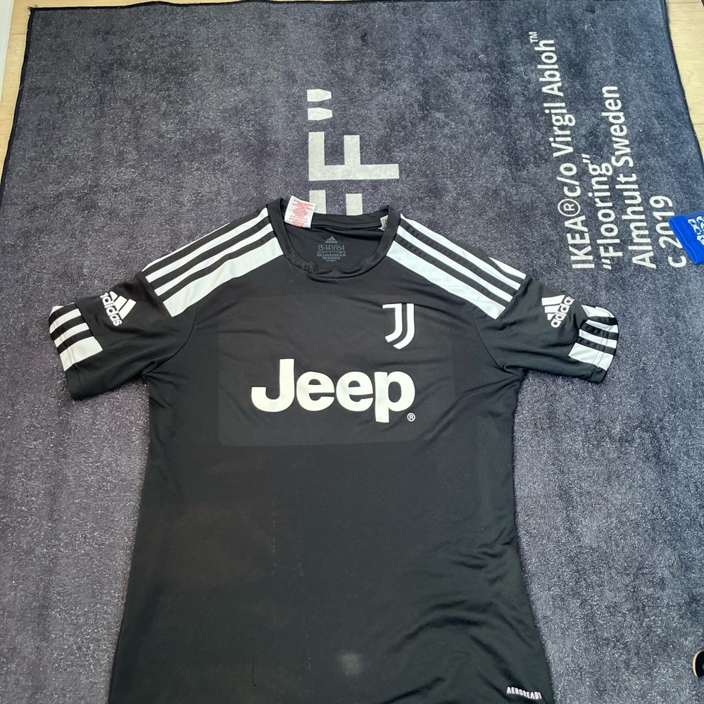 im selling a black juve jersey